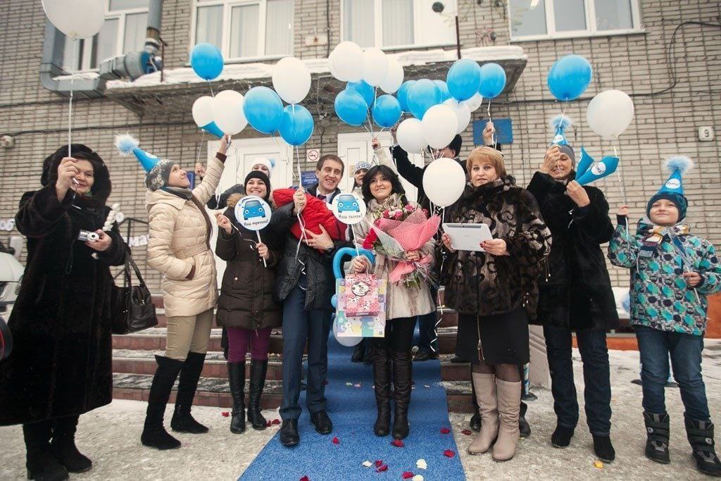 Встреча жены. Встреча из роддома. Встреча с роддома. Встреча ребенка с роддома. Встреча на выписку из роддома.